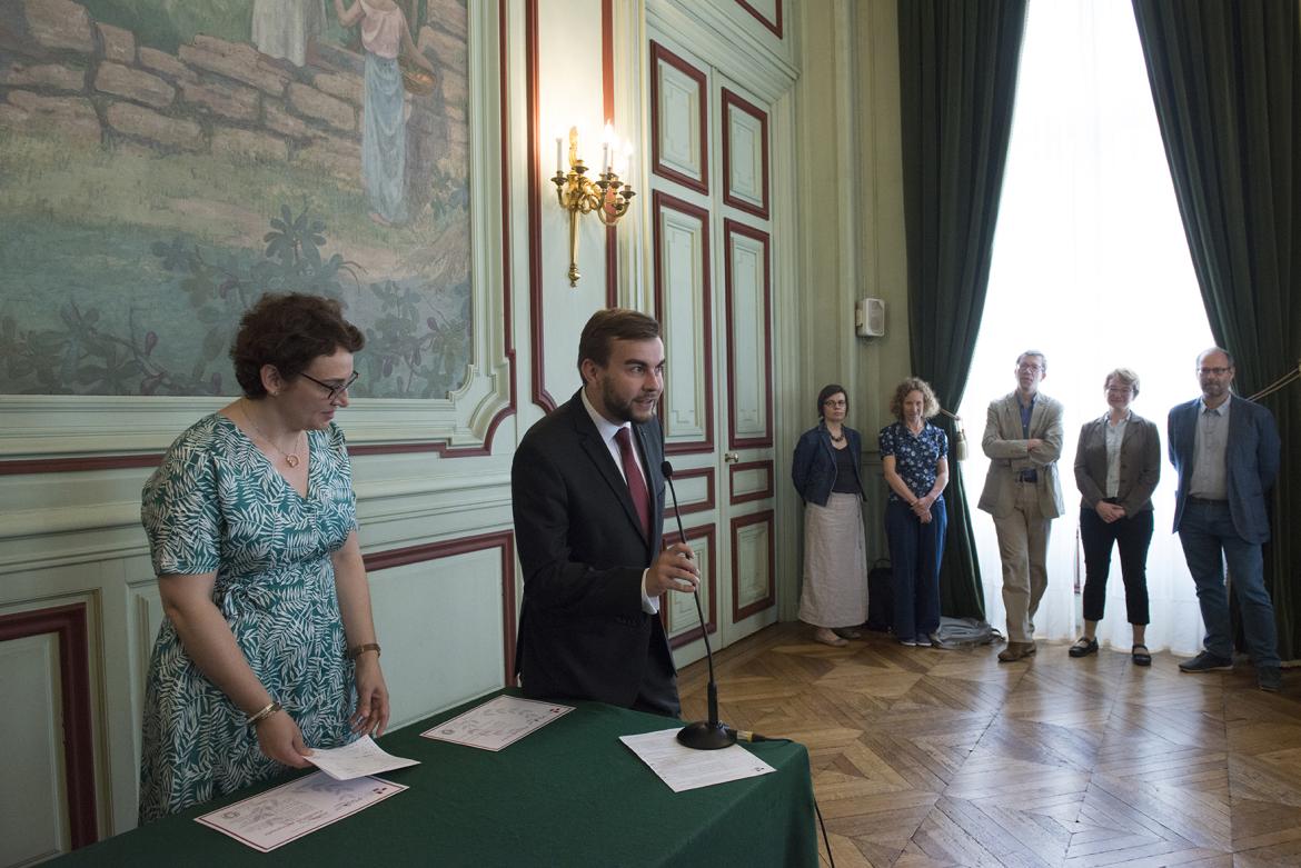 Jean-Charles Bédague, secrétaire général de la Société de l’École des chartes, décerne le prix Molinier