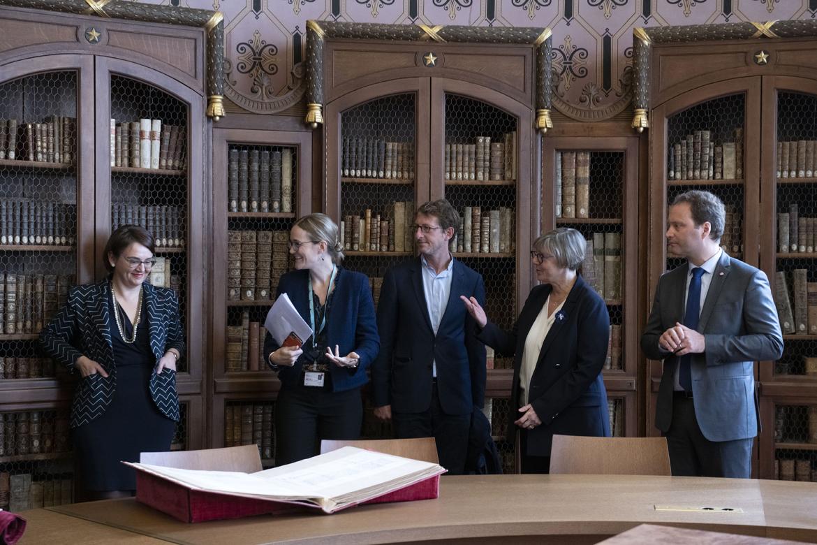 Dans la rotonde Henri-Jean Martin, à la bibliothèque. De gauche à droite : Michelle Bubenicek, Camille Dégez-Selves, Ariel Weil, Sylvie Retailleau et Sylvain Maillard
