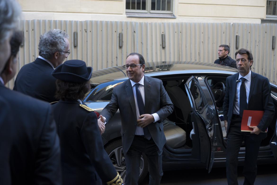 Arrivée du Président de la République accueilli par le directeur de l'École et le président du conseil d'administration