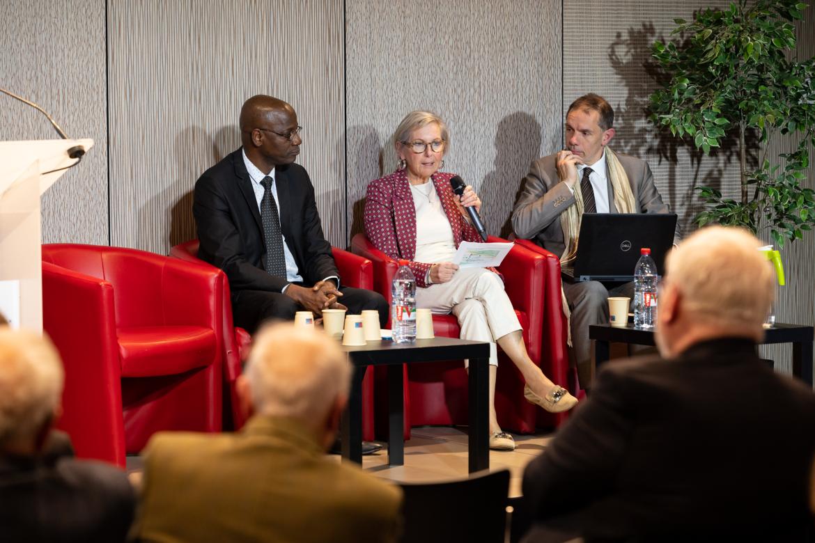 Table ronde sur « Le regard des organisations et des associations internationales », avec Adama Aly Pam, chef archiviste de l’UNESCO, Josée Kirps, présidente du Conseil international des archives, et Édouard Vasseur, professeur à l’École