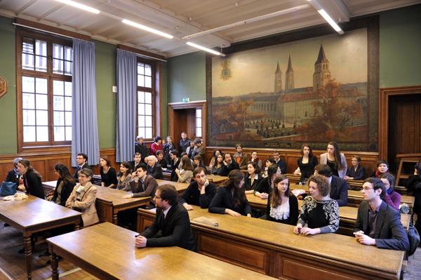 Dans la grande salle de cours, remise des diplômes 2014