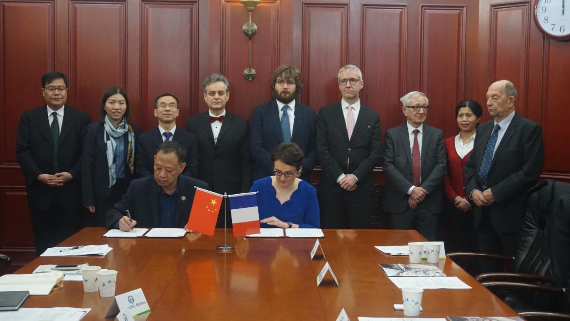 Michelle Bubenicek signe l'accord-cadre avec le vice-président aux relations internationales de l'Université de Wuhan, le Professeur Li Fei (5 mars 2019)