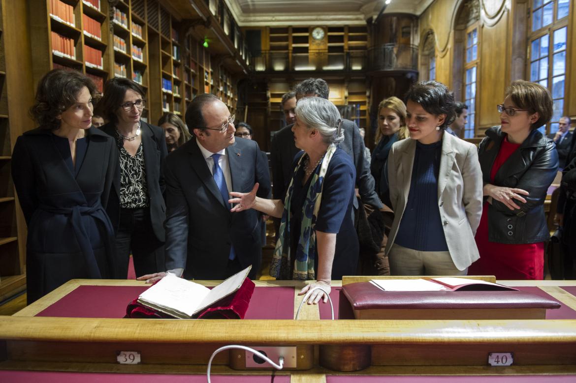 Le président de la République en salle de lecture des manuscrits accueilli par Isabelle Le Masne de Chermont (prom. 1985)