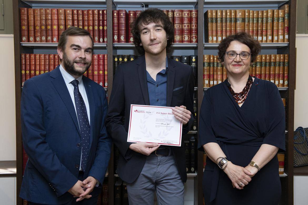 Clément Grit, lauréat du prix Auguste-Molinier, avec Jean-Charles Bédague, secrétaire général de la Société de l’École des chartes, et Michelle Bubenicek, directrice de l’École