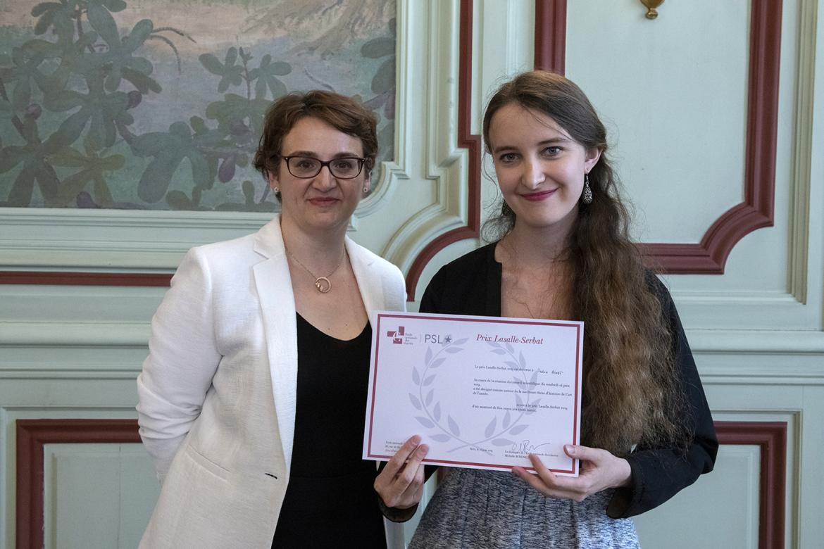 Michelle Bubenicek décerne le prix Lasalle-Serbat à Julie Glodt