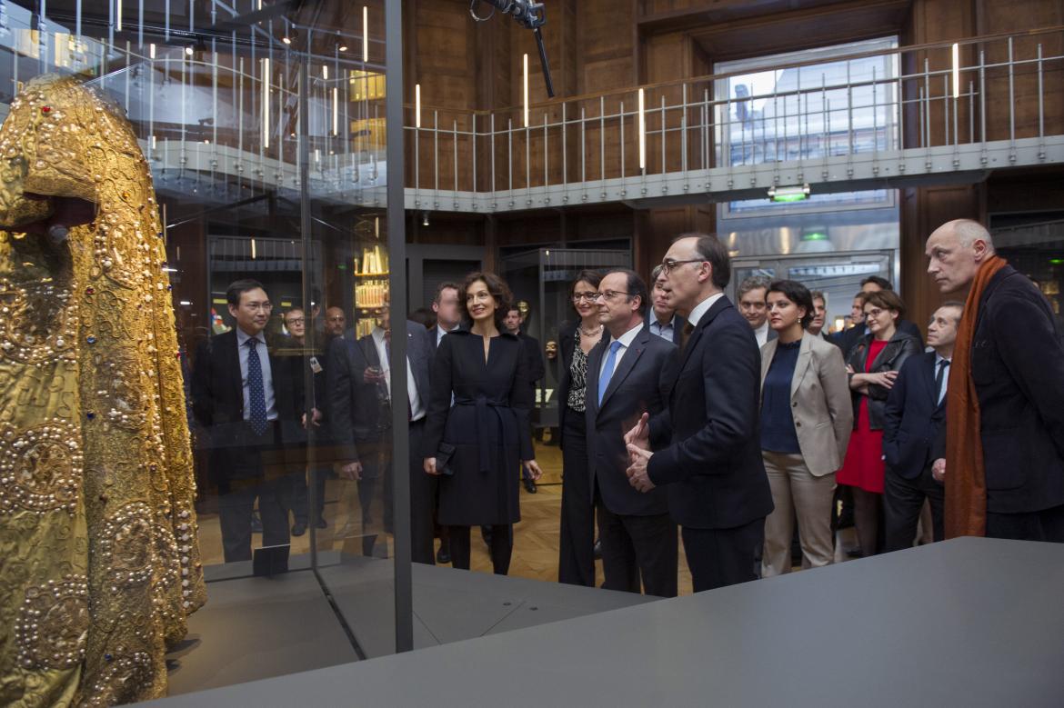 François Hollande, président de la République, accueilli dans la rotonde des Arts du spectacle, par Joel Huthwohl (prom. 1997)