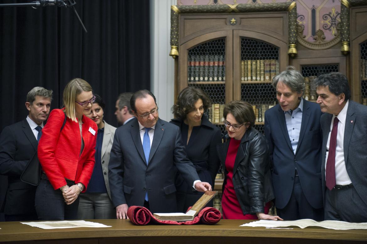 Le président de la République découvre certaines pièces remarquables conservées à la bibliothèque de l'École (Rotonde Henri-Jean Martin)