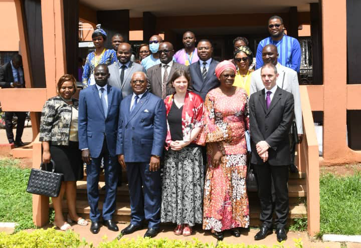 Photographie de groupe en présence de M. Joseph Lé, ministre de la Fonction publique et de la Réforme administrative