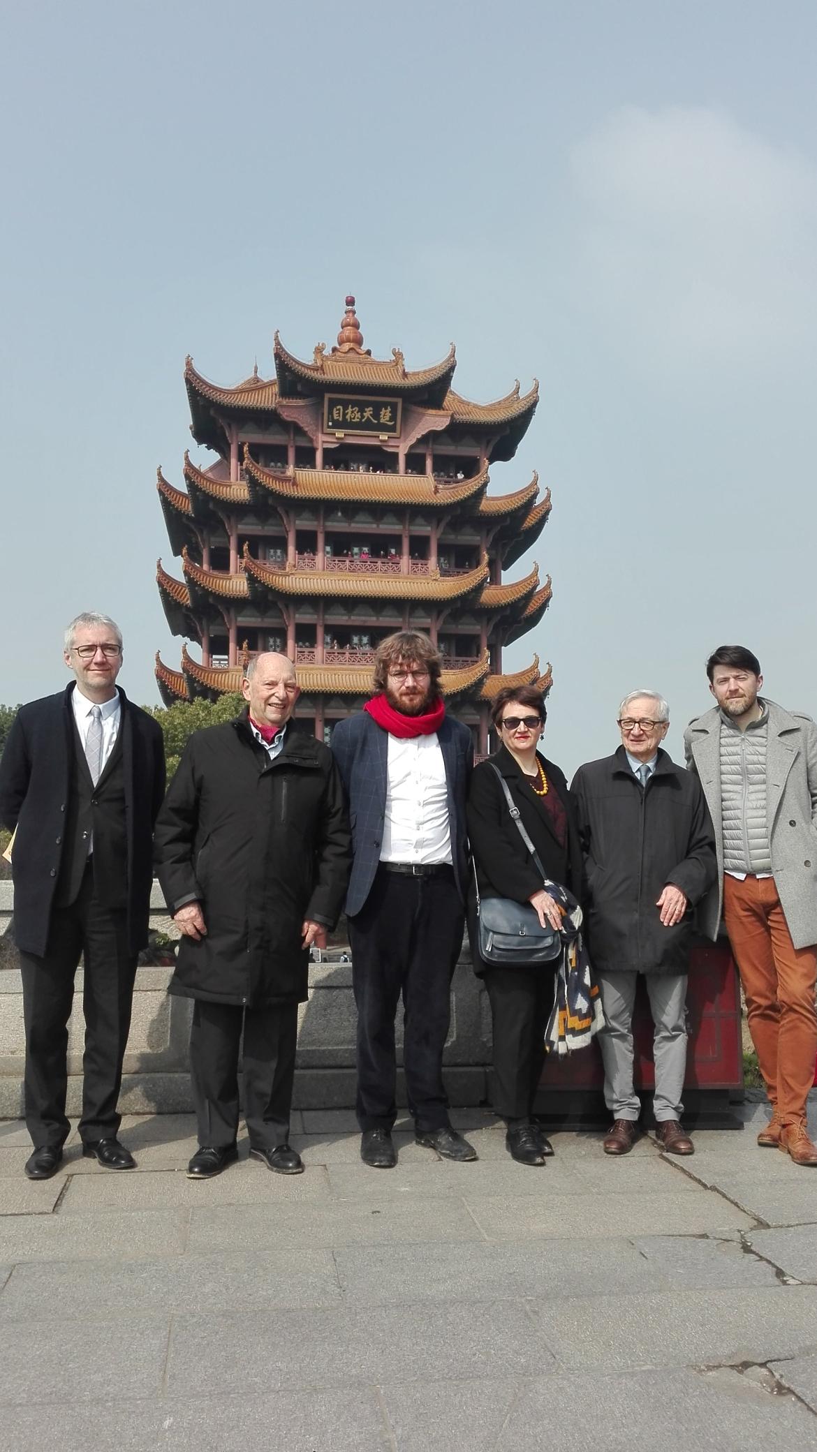 La délégation de l’École nationale des chartes devant le pavillon de la Grue jaune à Wuhan