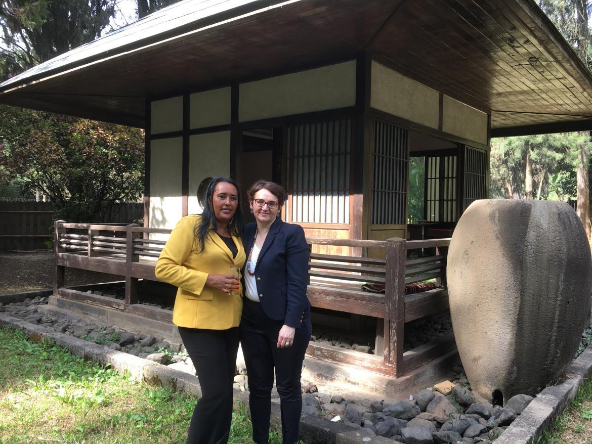 Michelle Bubenicek avec Workinesh Birru, secrétaire d'État en charge des palais nationaux d'Éthiopie, dans le « Jardin japonais » du palais national (Addis-Abeba)