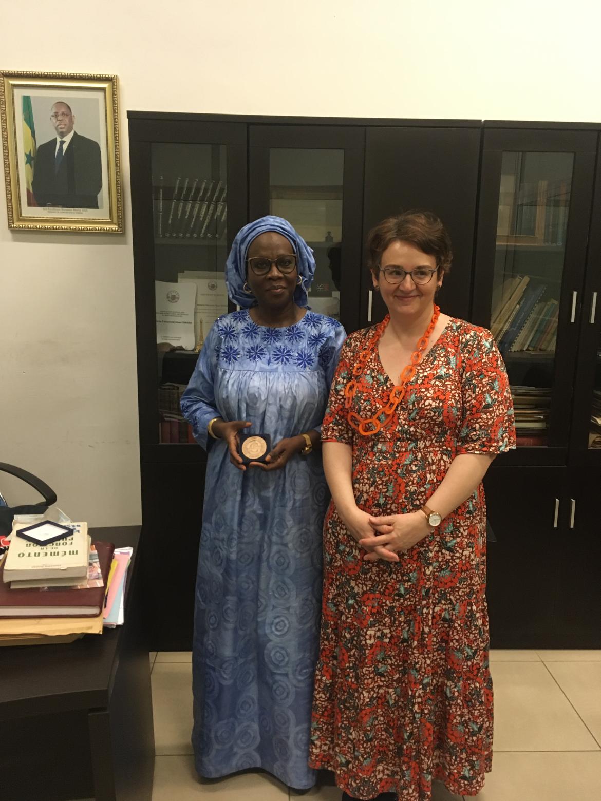 Michelle Bubenicek et Fatoumata Cissé Diarra, directrice des Archives nationales du Sénégal, recevant la délégation et portant la médaille du bicentenaire