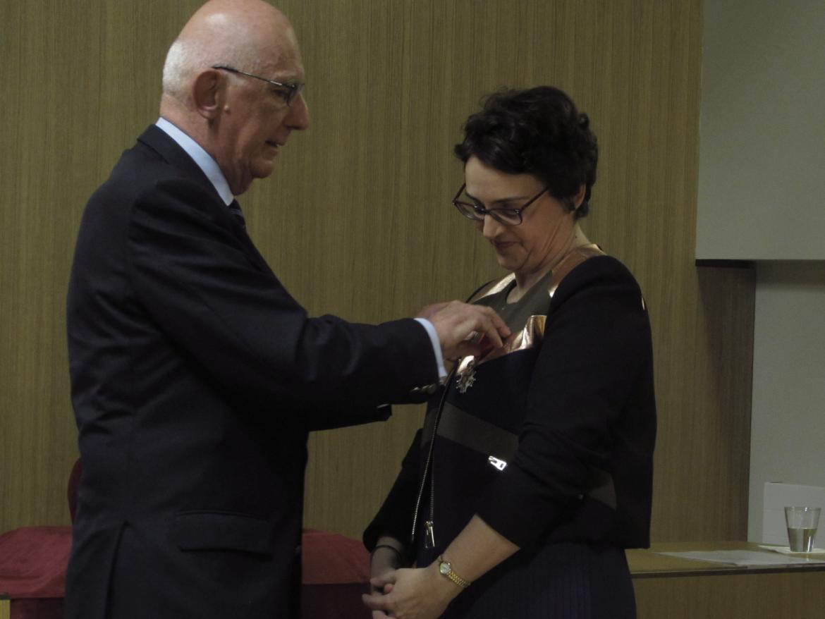 Michel Zink remet les insignes de chevalier de la Légion d’honneur à Michelle Bubenicek