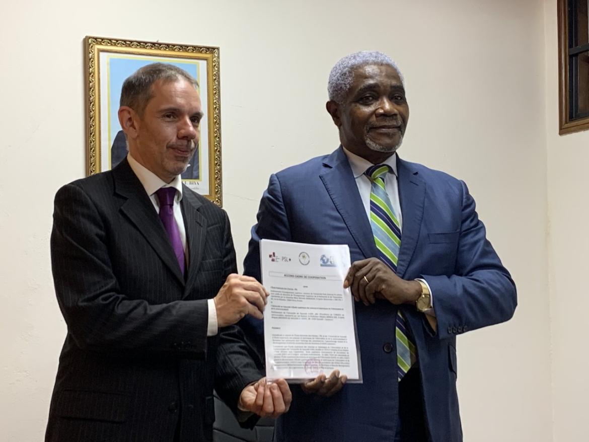 Remise solennelle à M. le recteur de l’Université de Yaoundé II (Pr. Adolphe Minkoa She) de l’accord cadre signé par l’École avec son université