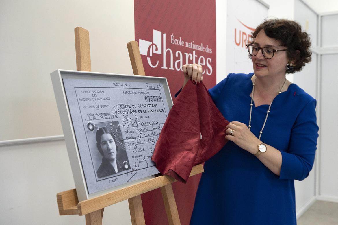 Michelle Bubenicek dévoile la carte de résistante d’Édith Thomas