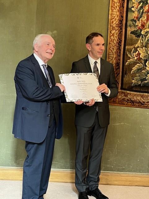 Édouard Vasseur reçoit le prix de la Fondation Tilsit des mains de Georges-Henri Soutou