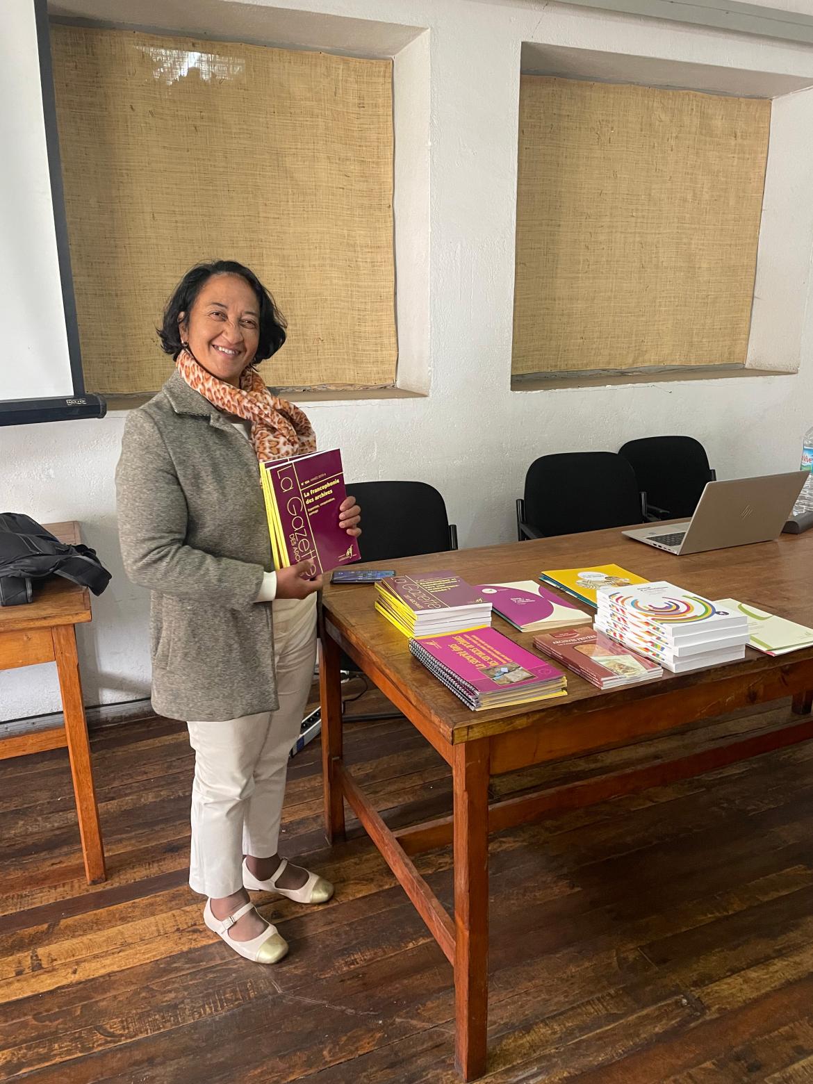 Image décorative : la directrice des Archives nationales reçoit en don de l'École et de l’Association des archivistes français des manuels et des publications de l’AAF