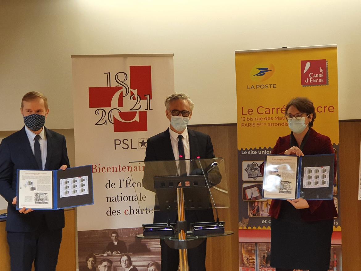 Image décorative : remise d’escarboucles à Luc Ferry et à Michelle Bubenicek