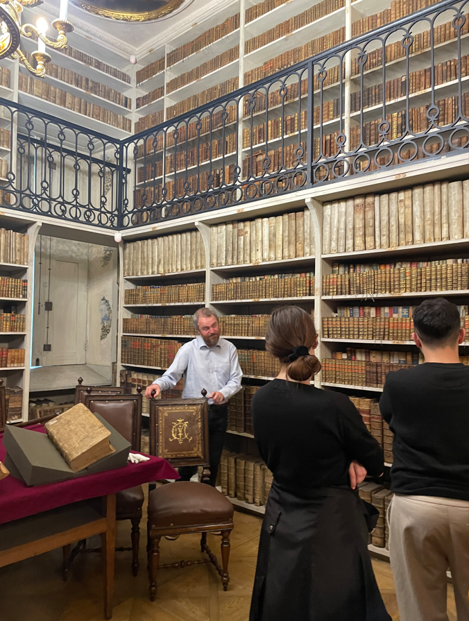 Image décorative : visite de la bibliothèque du palais Nostitz