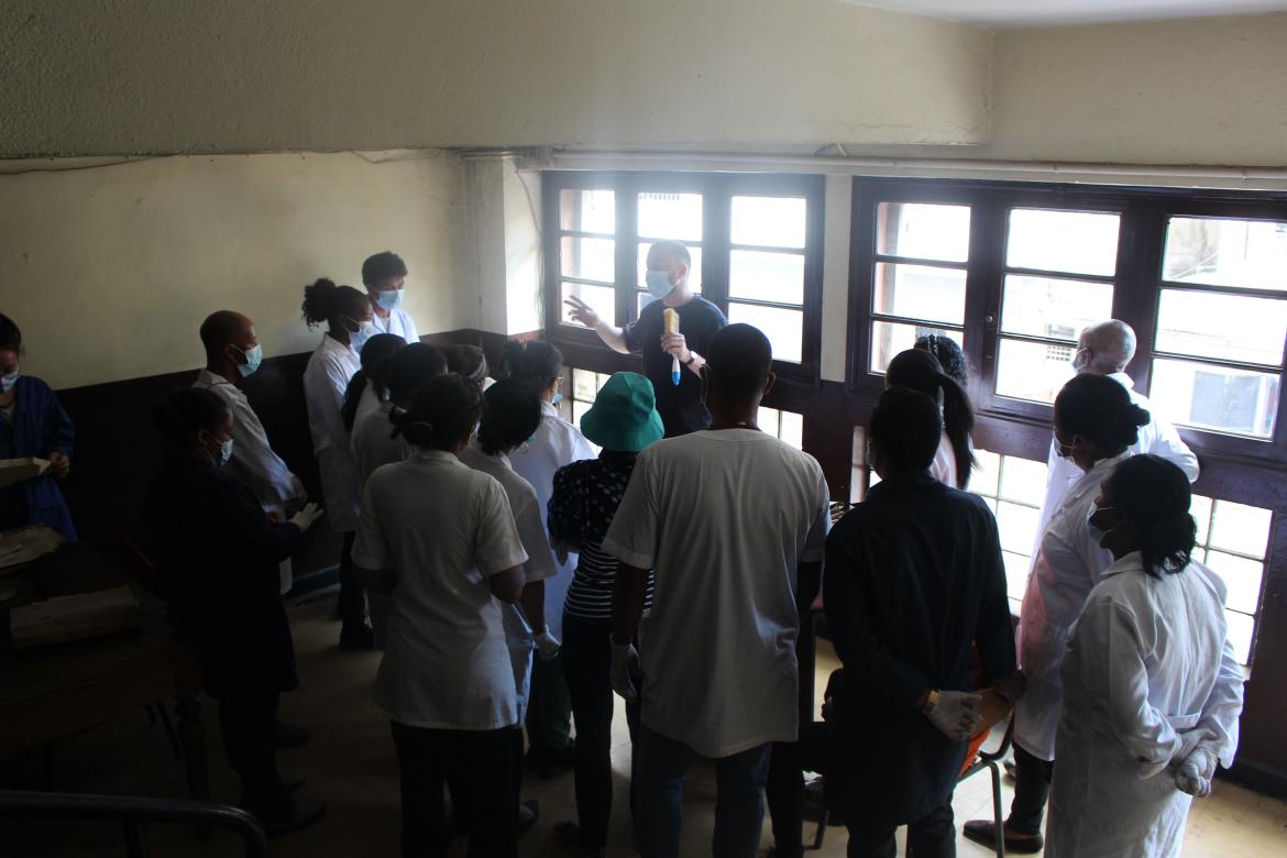 Image décorative : séance d’échange entre participants du chantier-école