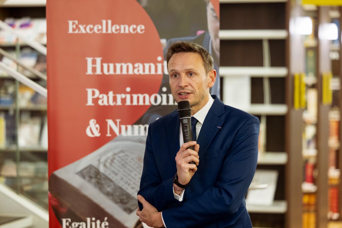 Image décorative : discours de Cédric Denis-Rémis, représentant de la Fondation abritante de l’Université PSL © Fondation de l’École nationale des chartes - PSL – cl. Frédéric Albert