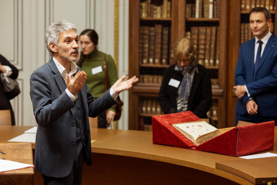 Image décorative : présentation des collections de la bibliothèque par Rémi Mathis, adjoint à la directrice de la bibliothèque © Fondation de l’École nationale des chartes - PSL – cl. Frédéric Albert