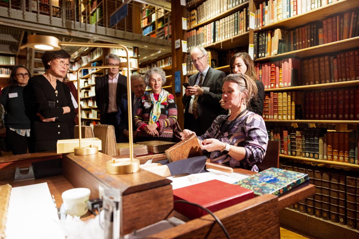 Image décorative : Linda Gaudemer anime un atelier de restauration d’ouvrages provenant des collections de la bibliothèque de l’École, lors de la soirée des mécènes le 19 novembre 2024 © Fondation de l’École nationale des chartes - PSL – cl. Frédéric Albert