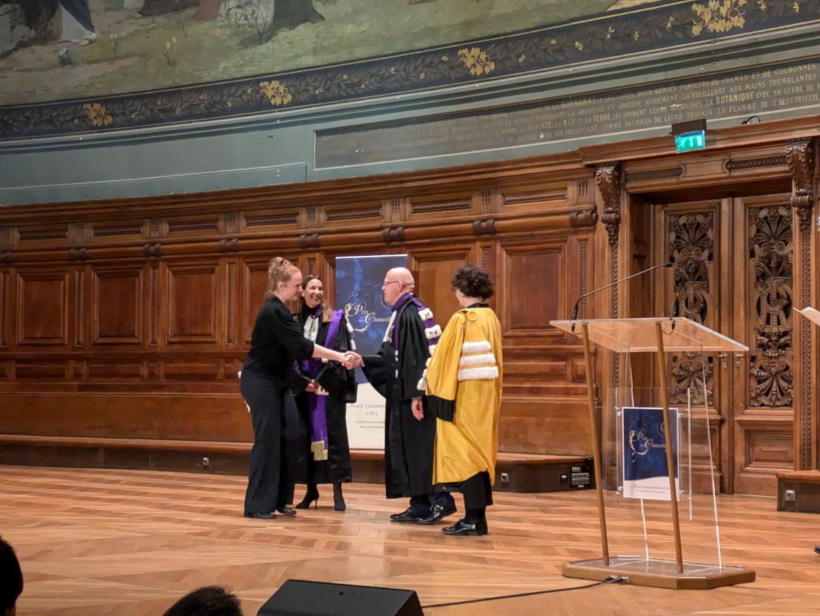 Image décorative : Bernard Beignier, recteur de la région académique Île-de-France, recteur de l’académie de Paris et Chancelier des Universités de Paris et d’Île-de-France, remet à Lucie Moruzzis le Prix 2024 de la Chancellerie des Universités de Paris © École nationale des chartes - PSL 