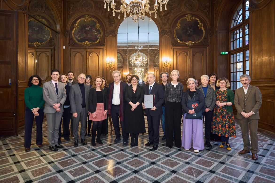 Image décorative : photo de groupe à l’occasion de la signature de la première convention tripartite par l’École, la BnF et l’INHA © BnF - cl. Guillaume Murat