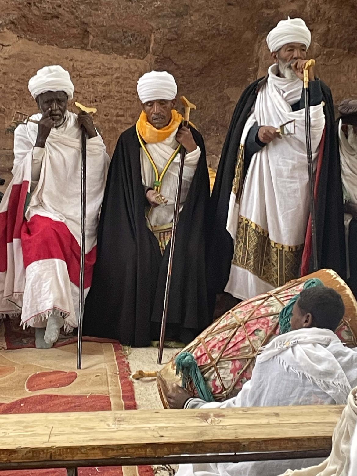Image décorative : les prêtres lors de la cérémonie de Mesqel à l'église de Bete Mariam