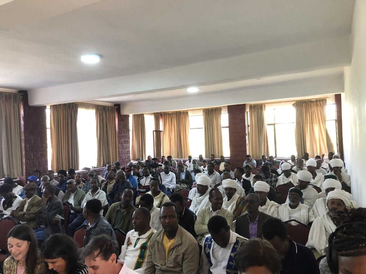Image décorative : séance de restitution du projet en présence d'habitants de Lalibela