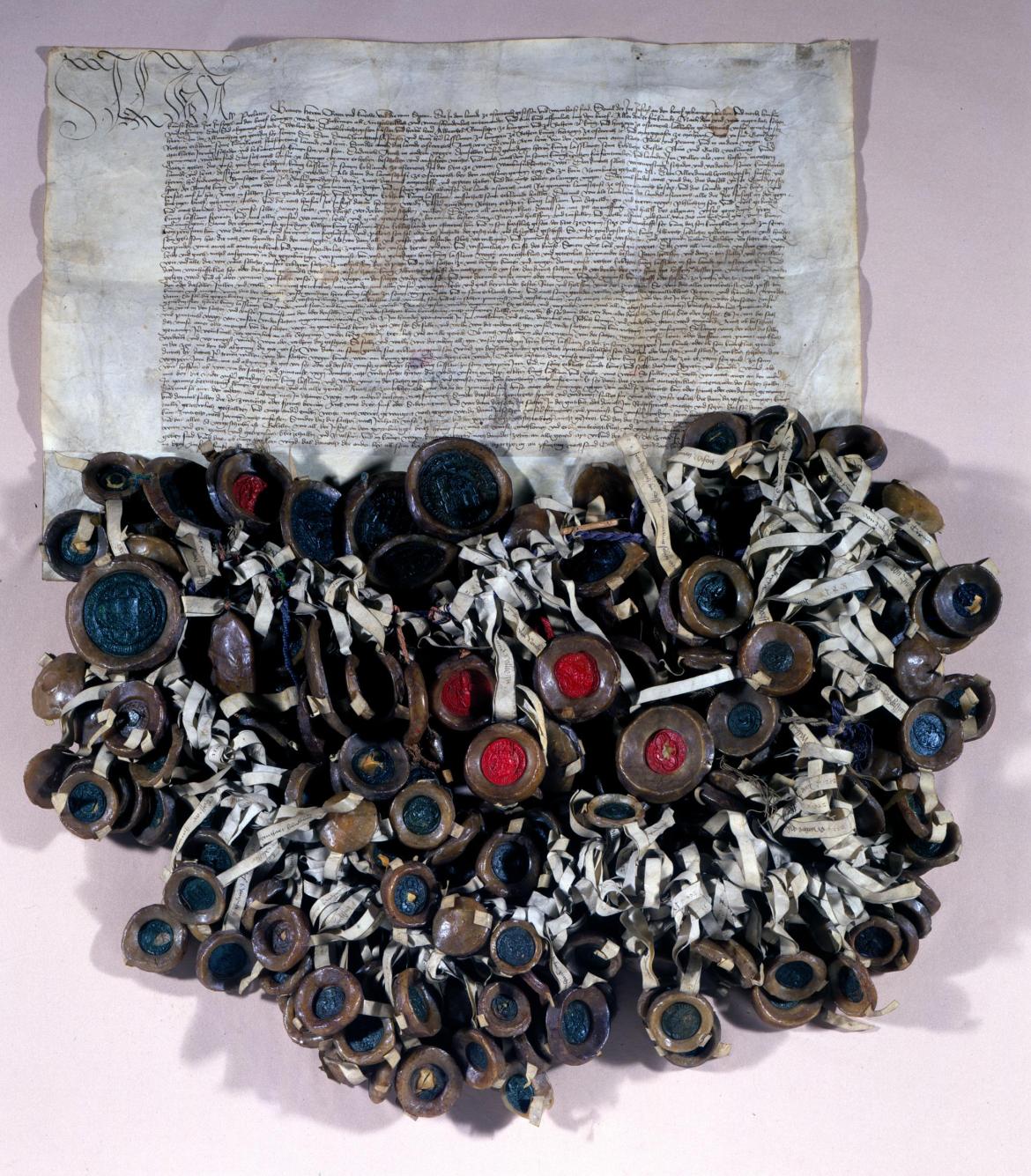 Image décorative : la Ligue de Mailberg de 1451 (avec ses 254 sceaux pendants)