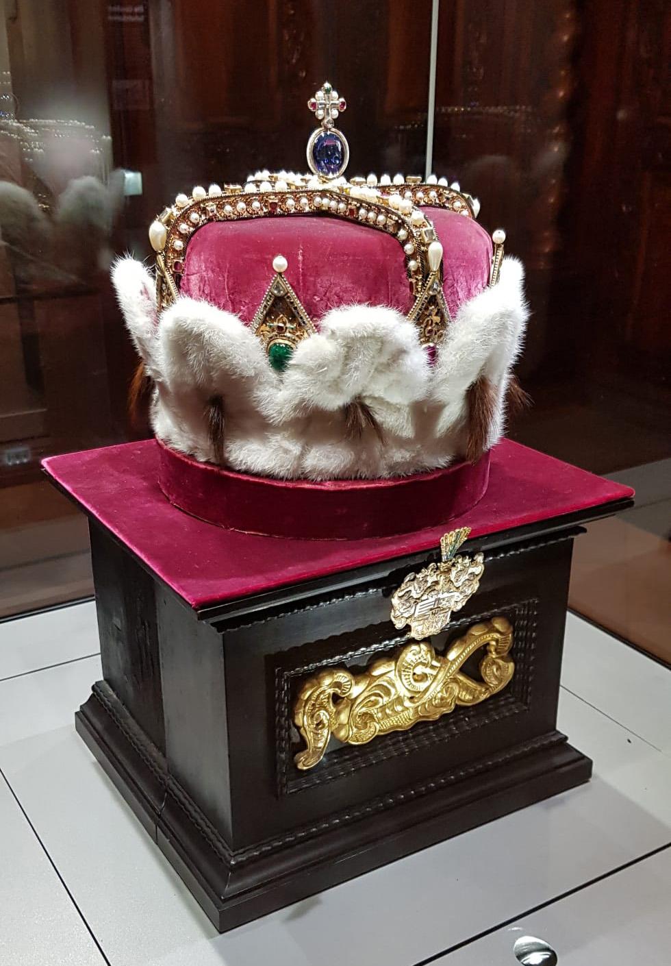 Image décorative : La famille Habsbourg a obtenu l’élévation du duché d’Autriche au rang d’archiduché grâce à la production par sa chancellerie du Privilegium majus. L’une des dernières couronnes archiducales encore conservées aujourd’hui est présentée au couvent de Klosterneuburg © Luc Grosshans