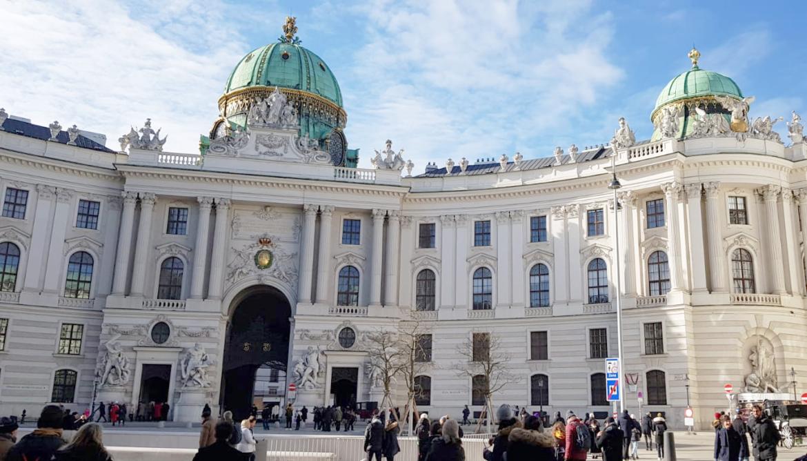 Image décorative : façade de la Hofburg, le palais impérial au cœur de Vienne, où les archives des chancelleries ont été longtemps conservées avant la construction d’un bâtiment dédié © Luc Grosshans