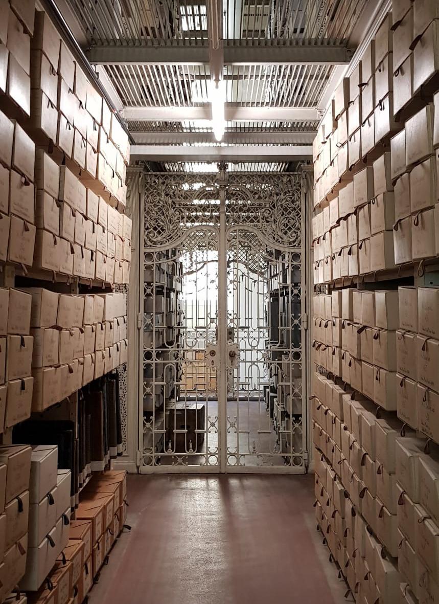 Image décorative : les travées où sont conservées les archives privées de la famille Habsbourg sont surnommées Kaiserboxen en raison des grilles en fer forgé dues à l’entreprise d’Ignaz Gridl, la même qui avait réalisé la serre pour les palmiers du parc de Schönbrunn (Palmenhaus) © Luc Grosshans