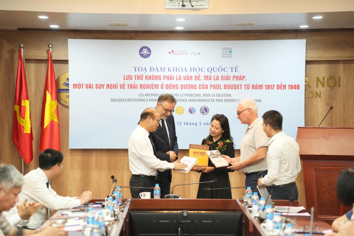 Image décorative : échanges d’ouvrages à l’Université nationale de l’Éducation, avec de gauche à droite : Nguyễn Bá Cường, directeur du département des Publications, Olivier Poncet, Trần Thị Mai Hương, directrice du Centre n° 1 des Archives nationales du Vietnam, Philippe Le Failler, responsable du centre de l’EFEO à Hanoï, et Nguyễn Văn Toàn, maître de conférences au département de Français de l’Université de Hanoï