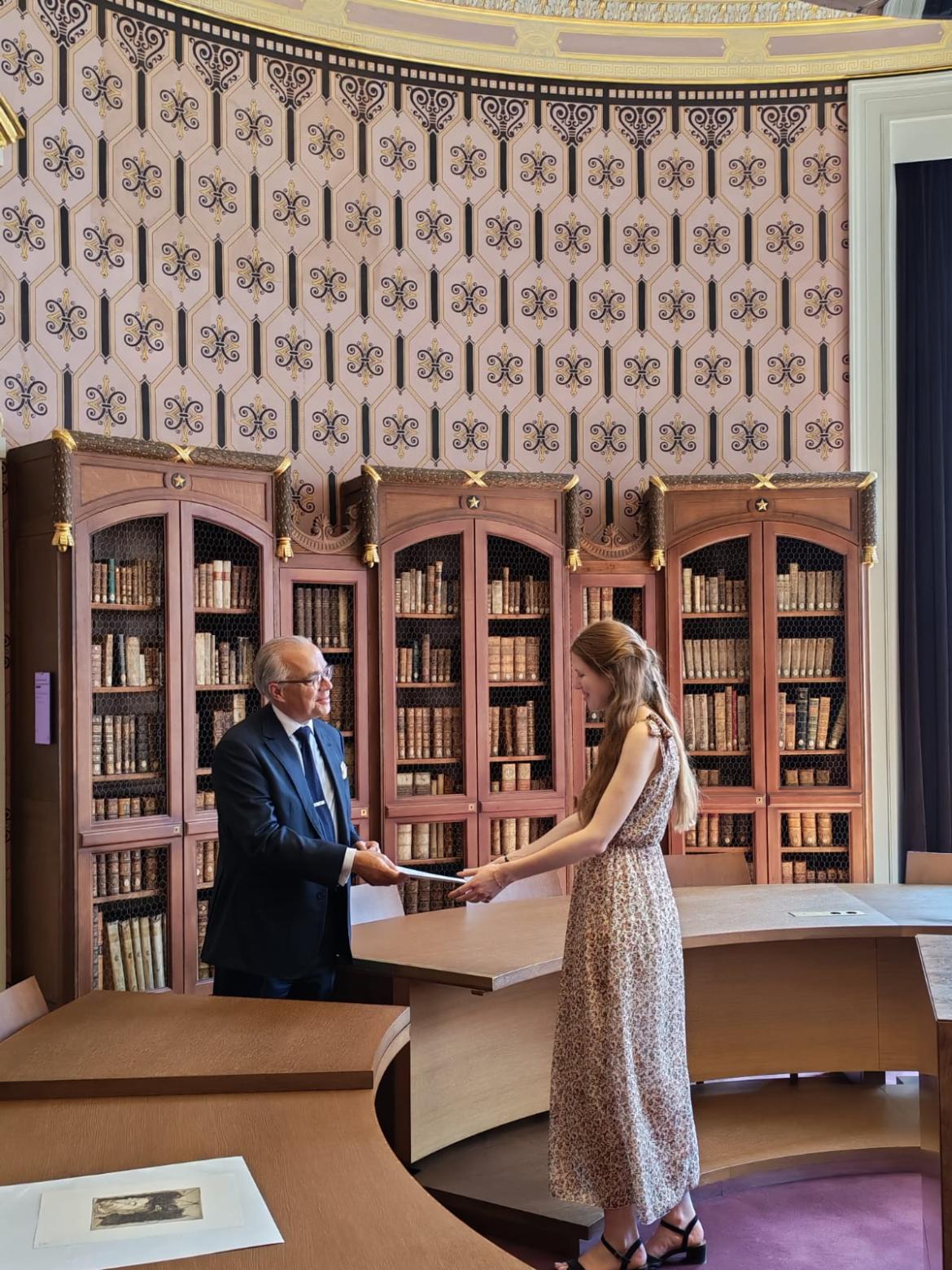 Gilles Etrillard, président de la Fondation, remet le « Prix Fondation Etrillard » à Éléonore Quirouard-Frileuse, archiviste paléographe (prom. 2025), le 25 juin 2025 © Fondation Etrillard