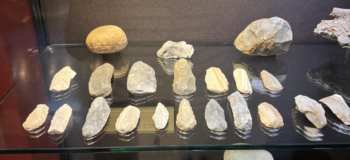 Image décorative : l’importance historique de ces silex n’en fait pas vraiment des œuvres d’art, ils sont pourtant étudiés dans le cadre de l’histoire de l’art. Collection de silex de l’abri Blanchard (site préhistorique aurignacien) exposés au musée d’art et d’archéologie de Périgueux © Source : photographie personnelle