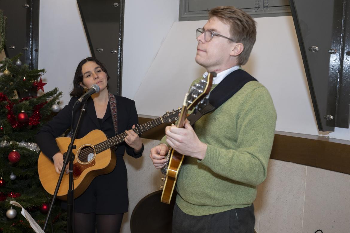 Image décorative : duo de musiciens de l’Orchestre & Chœur de PSL, lors de la soirée des mécènes le 4 décembre 2025 © Fondation de l’École nationale des chartes - PSL – cl. Didier Plowy