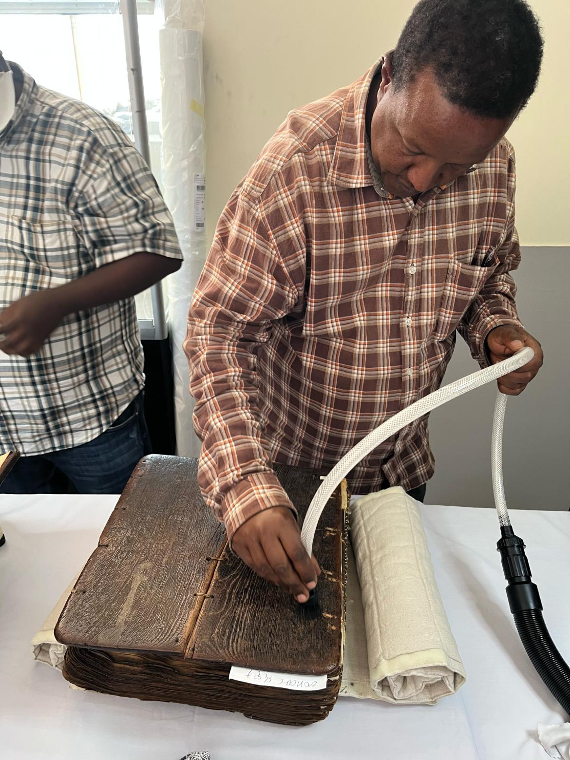Image décorative : dépoussiérage de manuscrits éthiopiens par aspiration © Coralie Barbe
