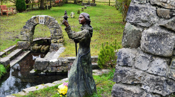 Statue en bronze de sainte Brigit inaugurée le 1er février 2006 sur le site du monastère de Kildare