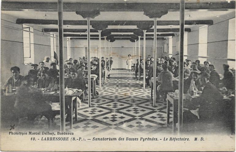 Carte postale figurant le réfectoire du sanatorium de Larressore, envoyée en 1927. Main privée, tous droits réservés.