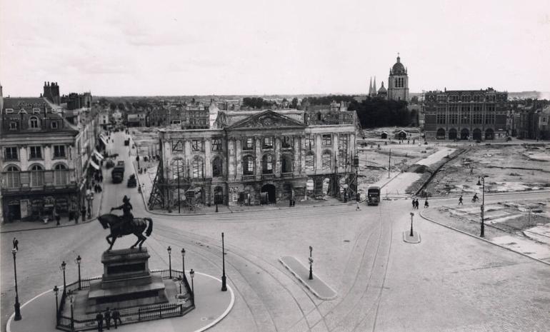 Les places du Martroi et Sainte-Croix (de Gaulle) en mai 1941 © H. Baranger.  Archives municipales. 3Fi1702