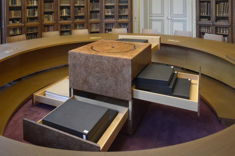 Image décorative : meuble des estampes dans la Rotonde de la Bibliothèque de l'Ecole des chartes © cl. Jean-Christophe Ballot