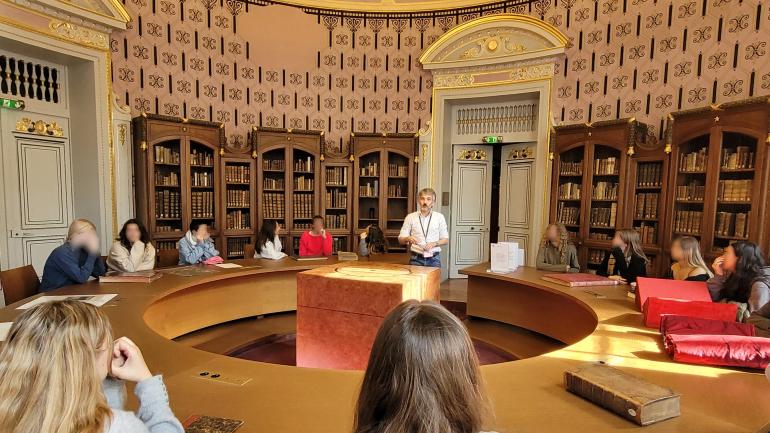 Image décorative : présentation d’ouvrages anciens à des lycéens par Rémi Mathis, directeur adjoint de la bibliothèque