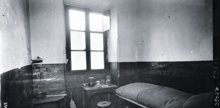 Image décorative : la prison de La petite Roquette, une cellule de détenu - Photographie de presse / Agence Meurisse Crédit : Bibliothèque nationale de France (BnF)