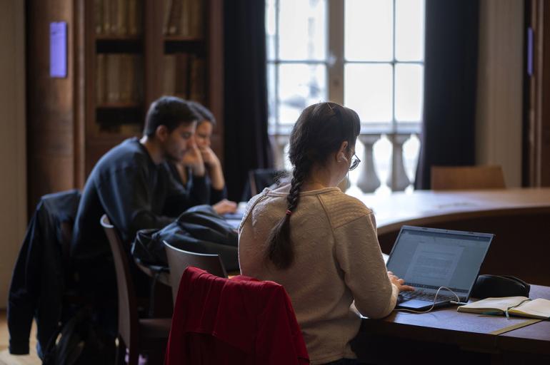 image décorative : lecteurs dans la rotonde du niveau 2 © photo Didier Plowy