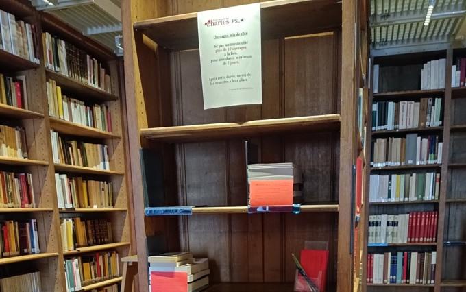 image décorative : étagères du niveau 2 pour la mise de côté des ouvrages en 2Ia