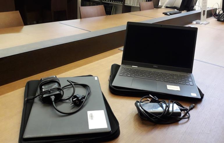 image décorative : les deux ordinateurs portables en prêt à la bibliothèque