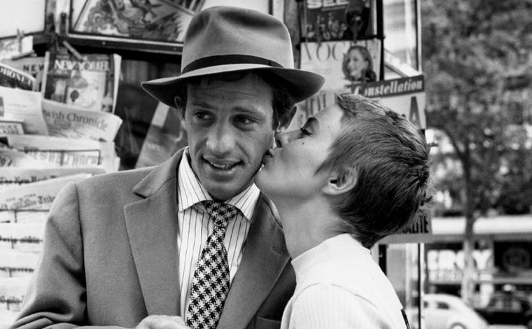 Image décorative : "Baiser de Belmondo et Seberg devant un kiosque des Champs-Élysées" dans "À bout de souffle" de Jean-Luc Godard. Photo hors film de Raymond Cauchetier, 1959. BnF, département des Arts du spectacle © Raymond Cauchetier