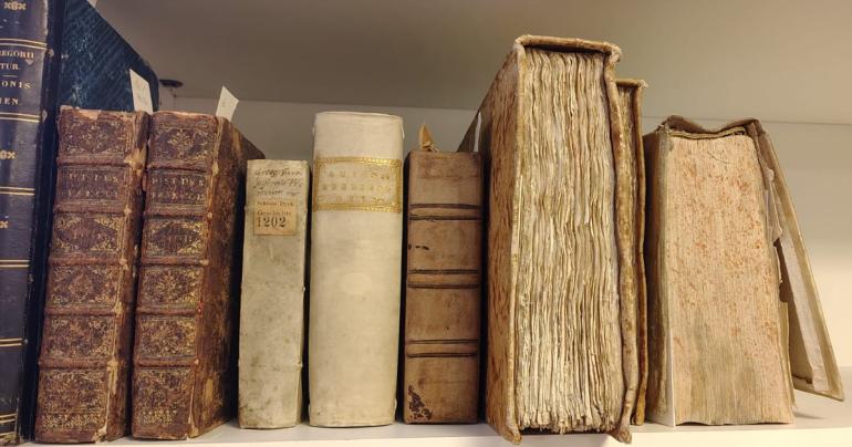 Image décorative : Quelques livres du don Heinzelmann en cours de traitement